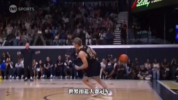 🔥20岁小将哈扎德击败陈登星获得dunkman扣篮大赛冠军！
