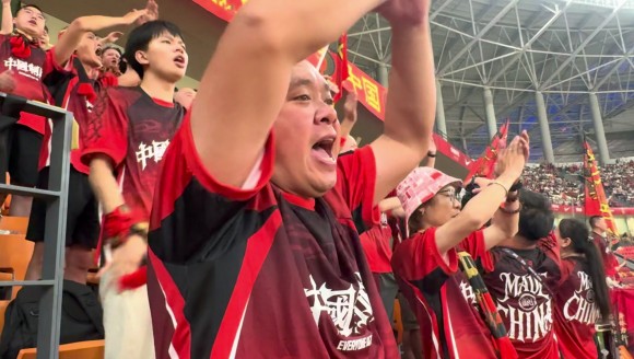 虽然比分落后，但场边的国足球迷依然热情不减👍