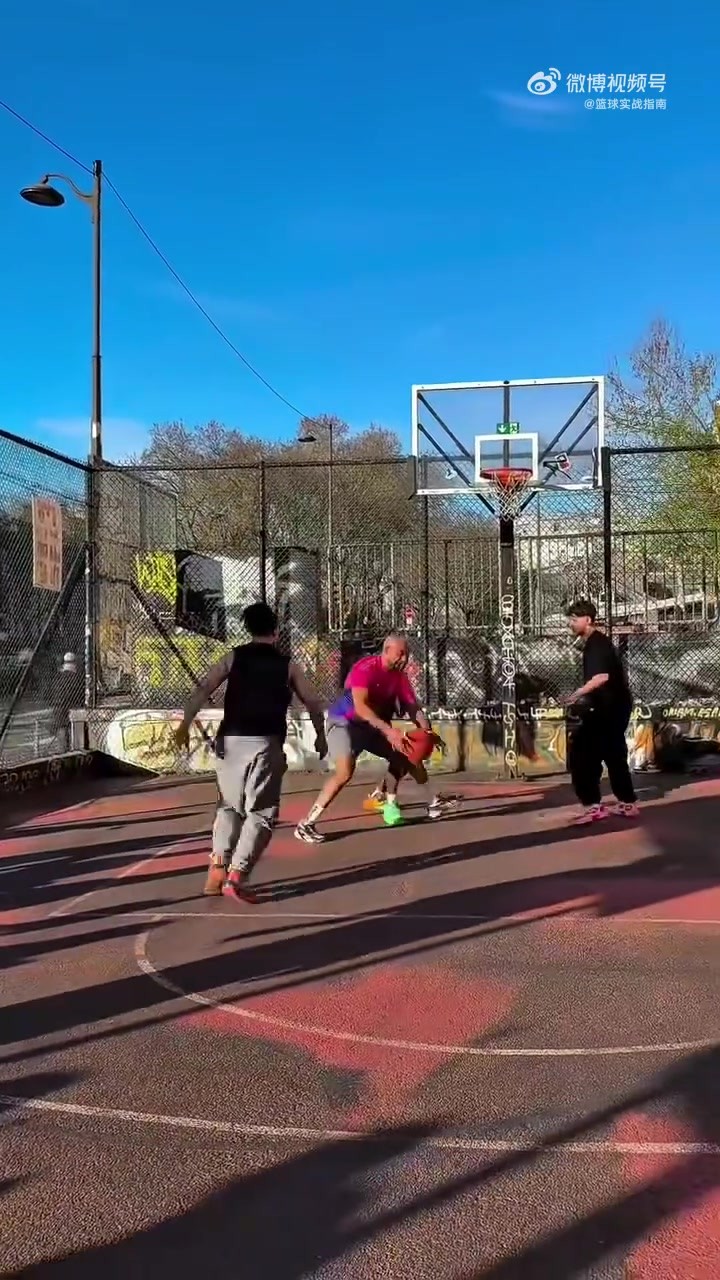周杰伦想象中的自己是不是这样？一人拿球九人紧张😂